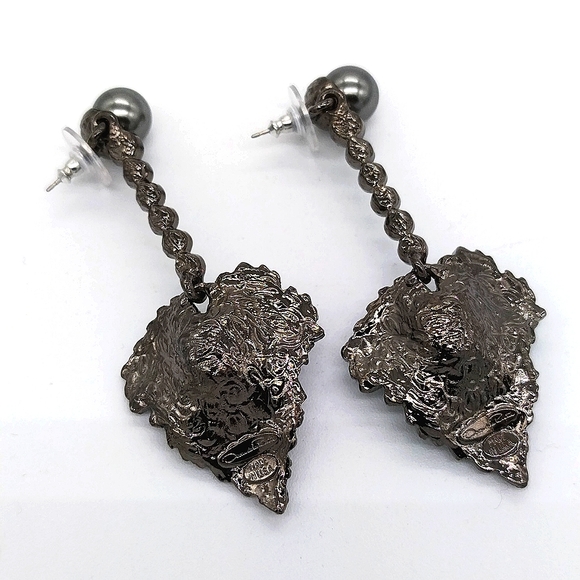 Oscar De La Renta Emerald Faux Pearl Earrings - Picture 5 of 6